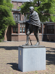 902301 Afbeelding van het bronzen standbeeld van Mahatma Ghandi (1869-1948) op het centrale plein van de ...